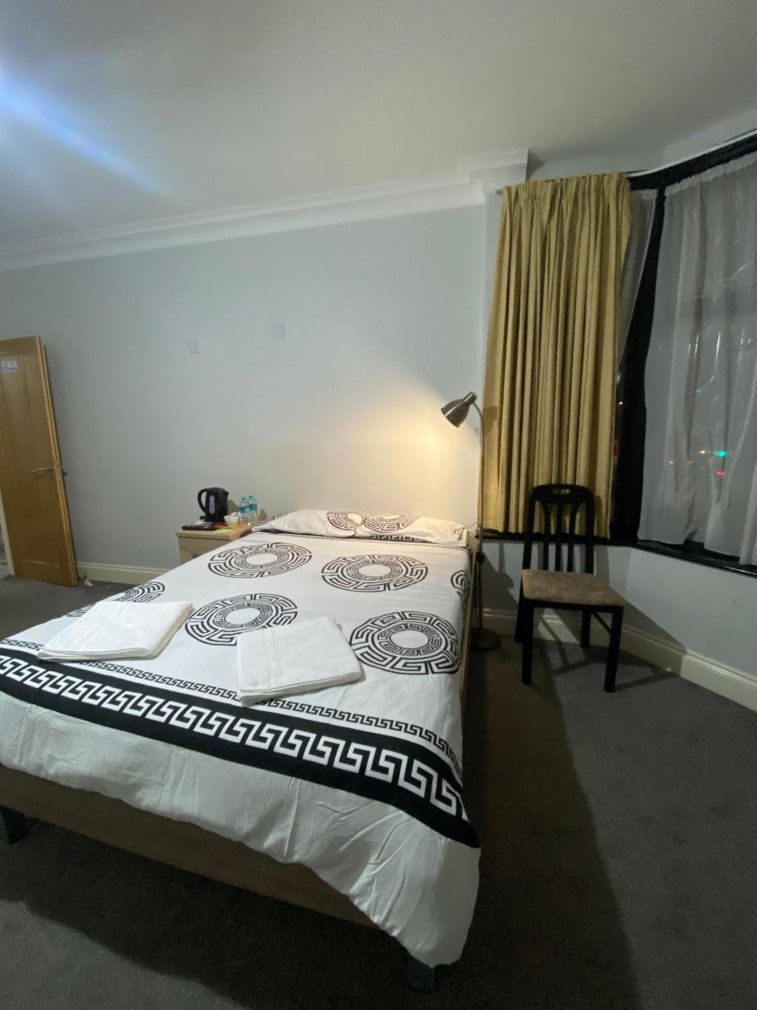 371 Cranbrook Rd Ig2 Hotell Ilford Exteriör bild